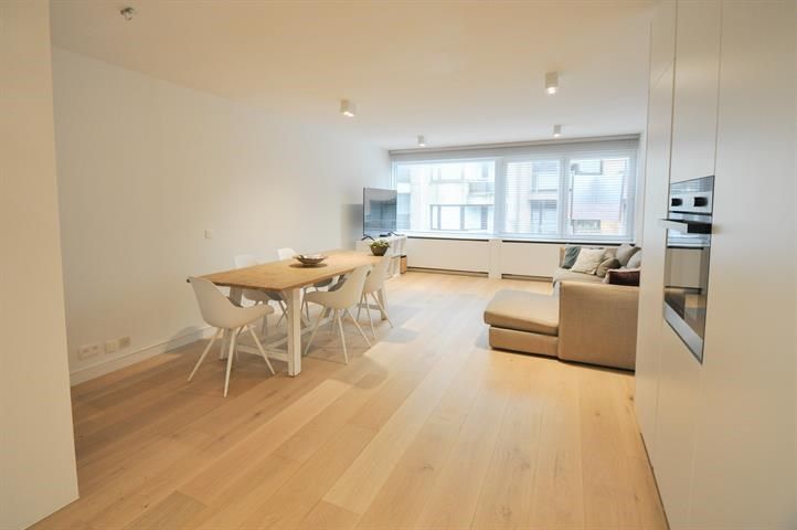 Volledig gerenoveerd, lichtrijk appartement op wandelafstand van zee en het commercieel centrum. foto 3