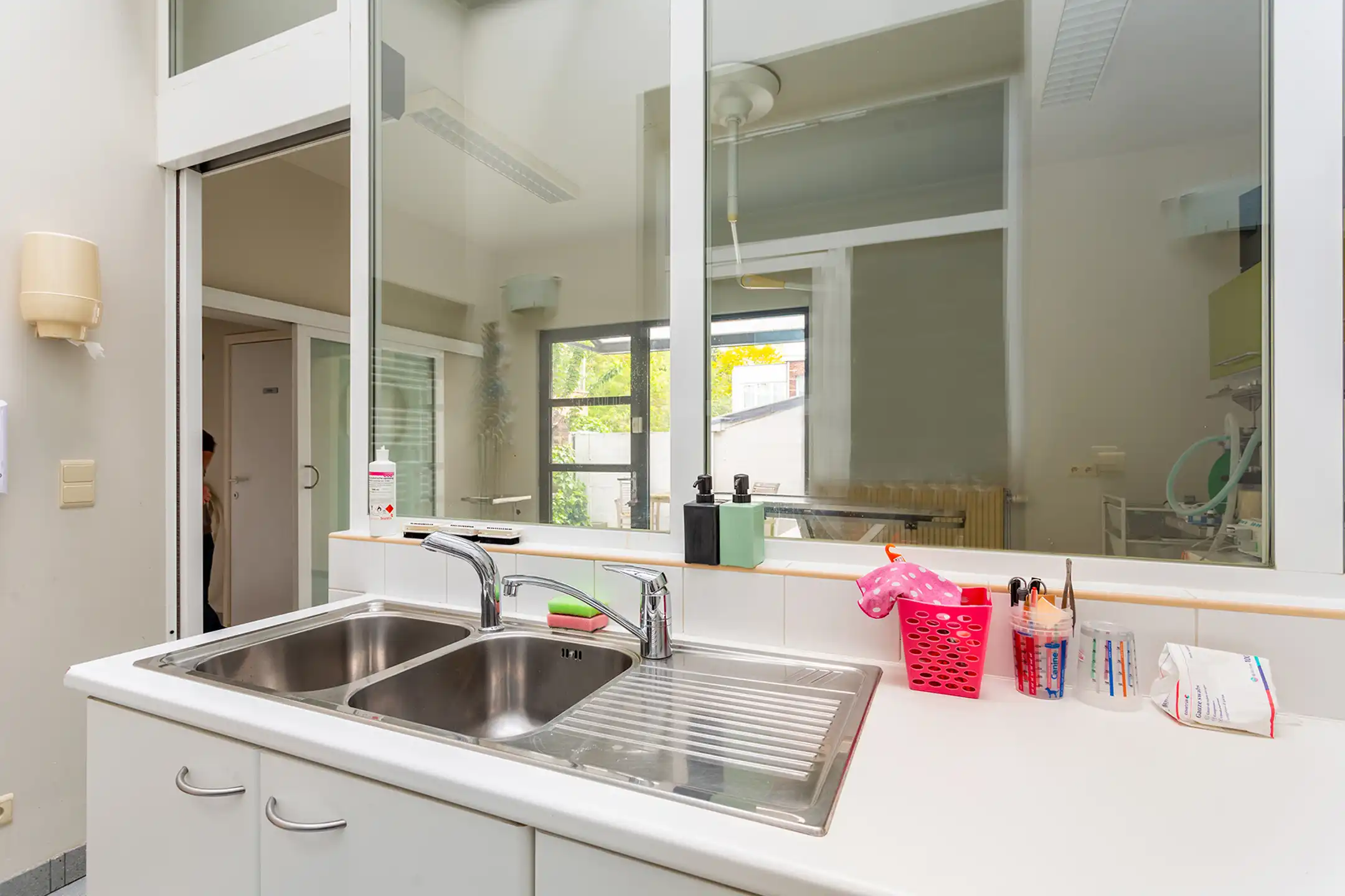 Ruim handelsgelijkvloers op toplocatie te Hove centrum foto 9