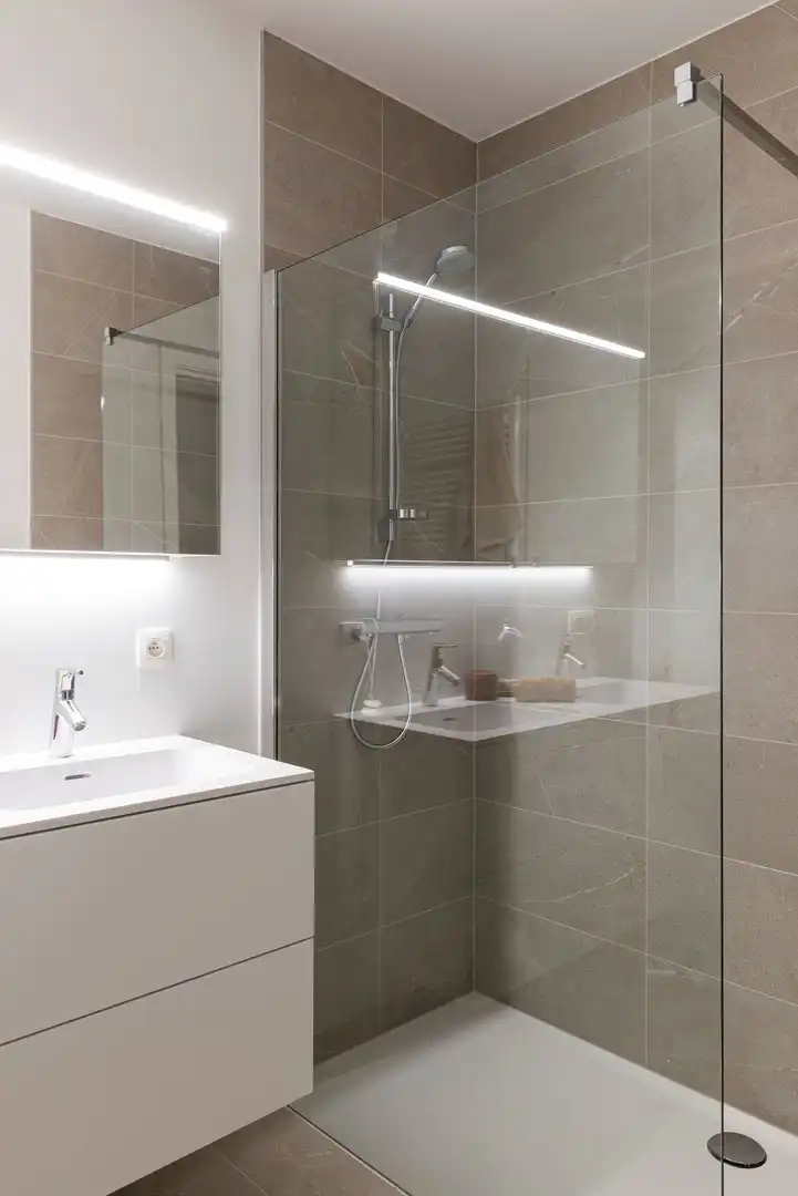 Lichtrijk recent instapklaar appartement met 2 slaapkamers, zonneterras, parking en ruime kelderberging foto 16