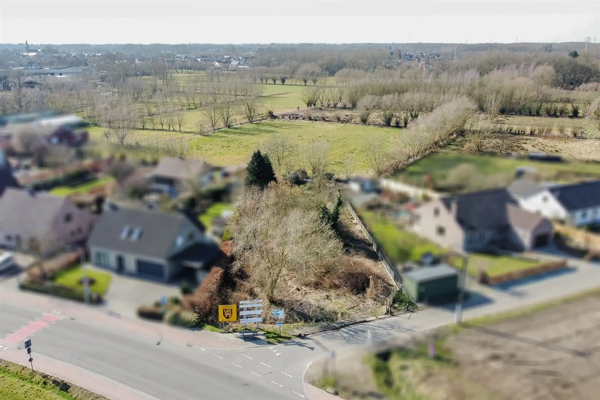 Gunstig gelegen bouwgrond voor een open bebouwing.  foto {{pictureIndex}}