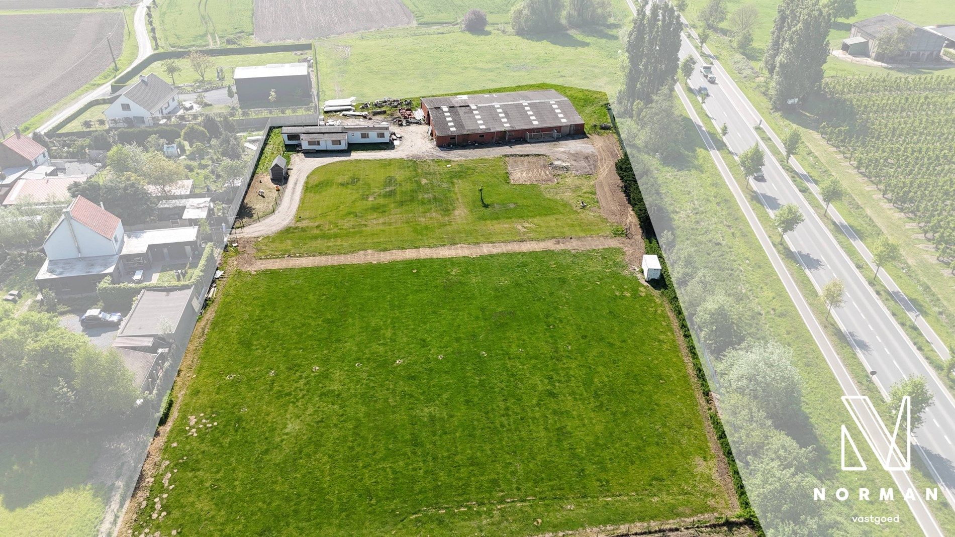  +-8230 m² grond te koop met een goedgekeurde bouwvergunning voor een alleenstaande woning foto {{pictureIndex}}