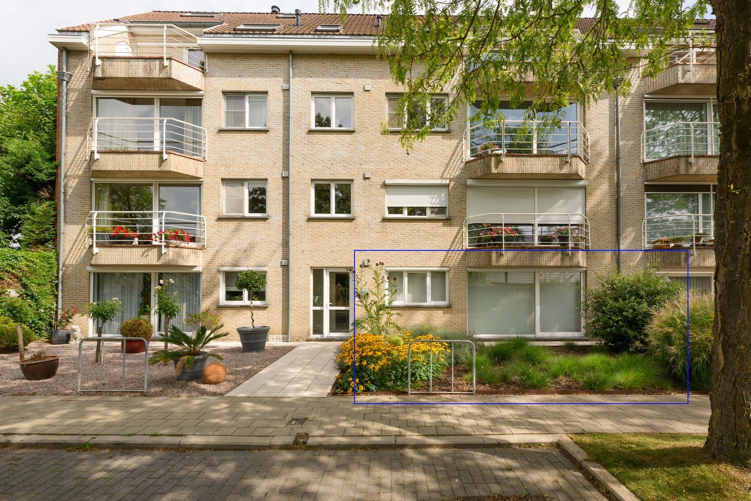 Gelijkvloers appartement met twee garages te Izegem. foto {{pictureIndex}}