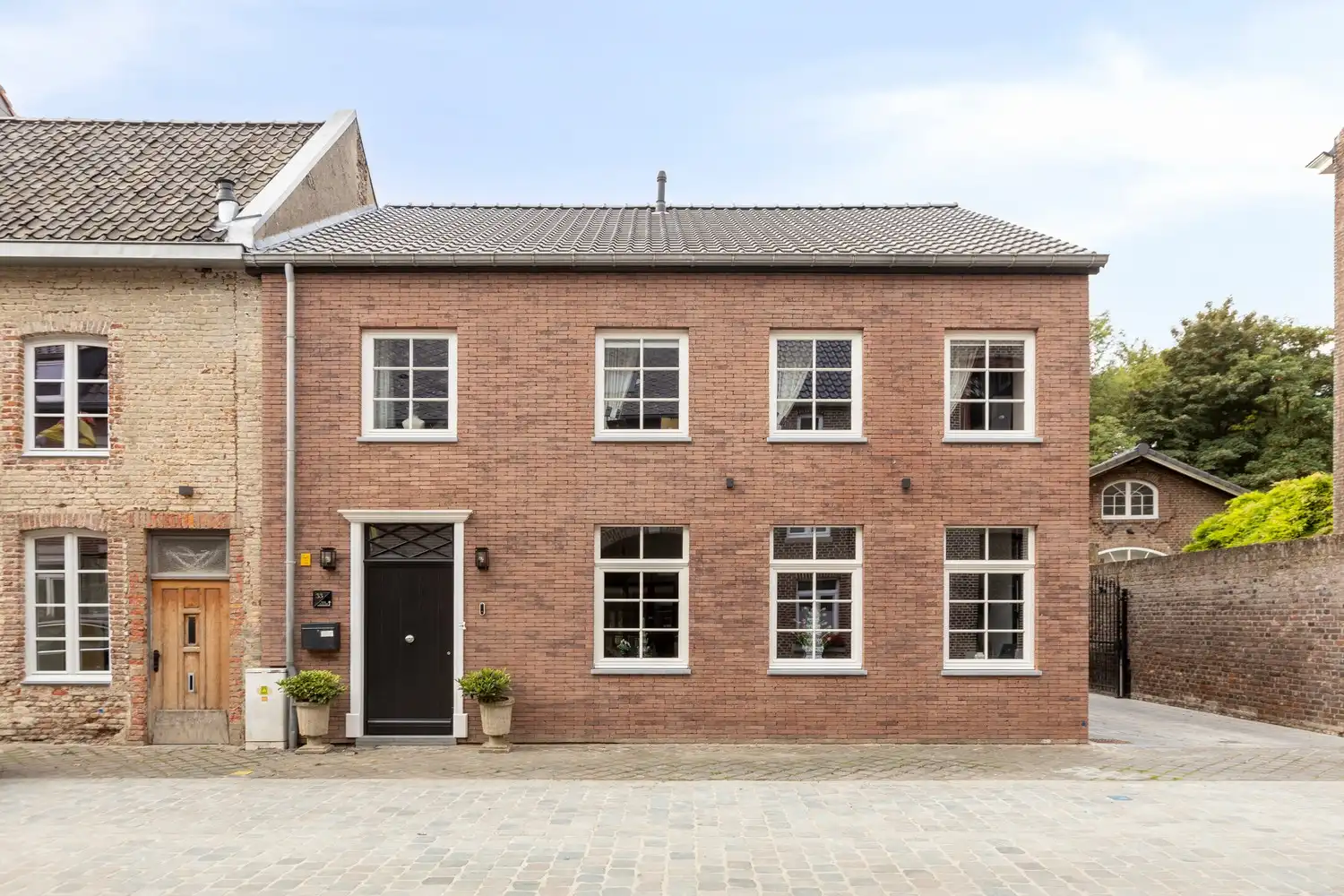 Karaktervolle woonst met indrukwekkend interieur in hartje Oud-Rekem! foto {{pictureIndex}}