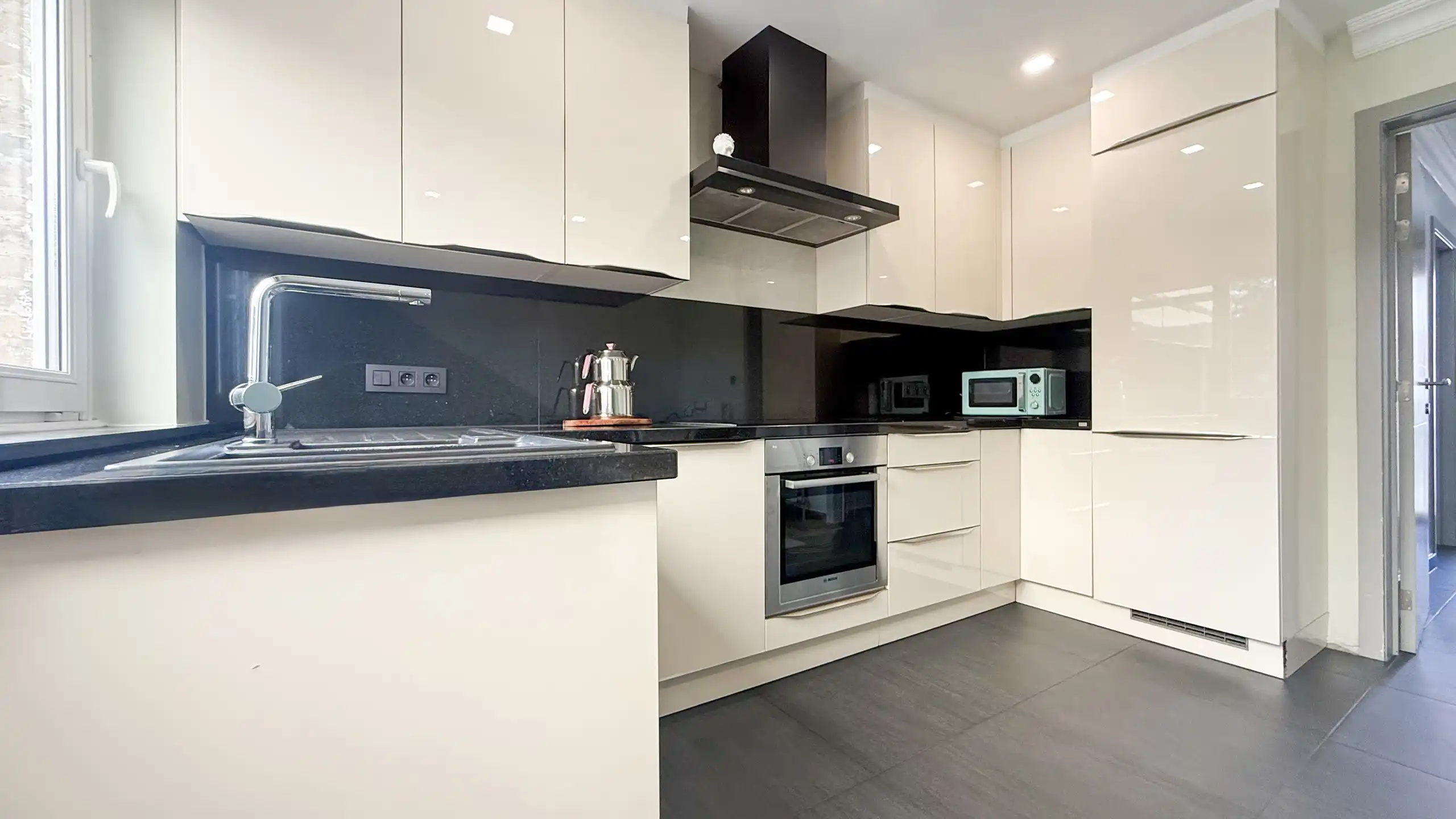 Instapklare woning met 3slpks, kelder en mooie tuin in Ham! foto 11