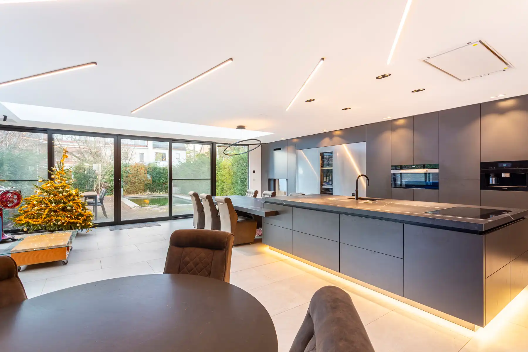 Luxueuze halfopen villa met zwembad in Elsdonckwijk foto 2