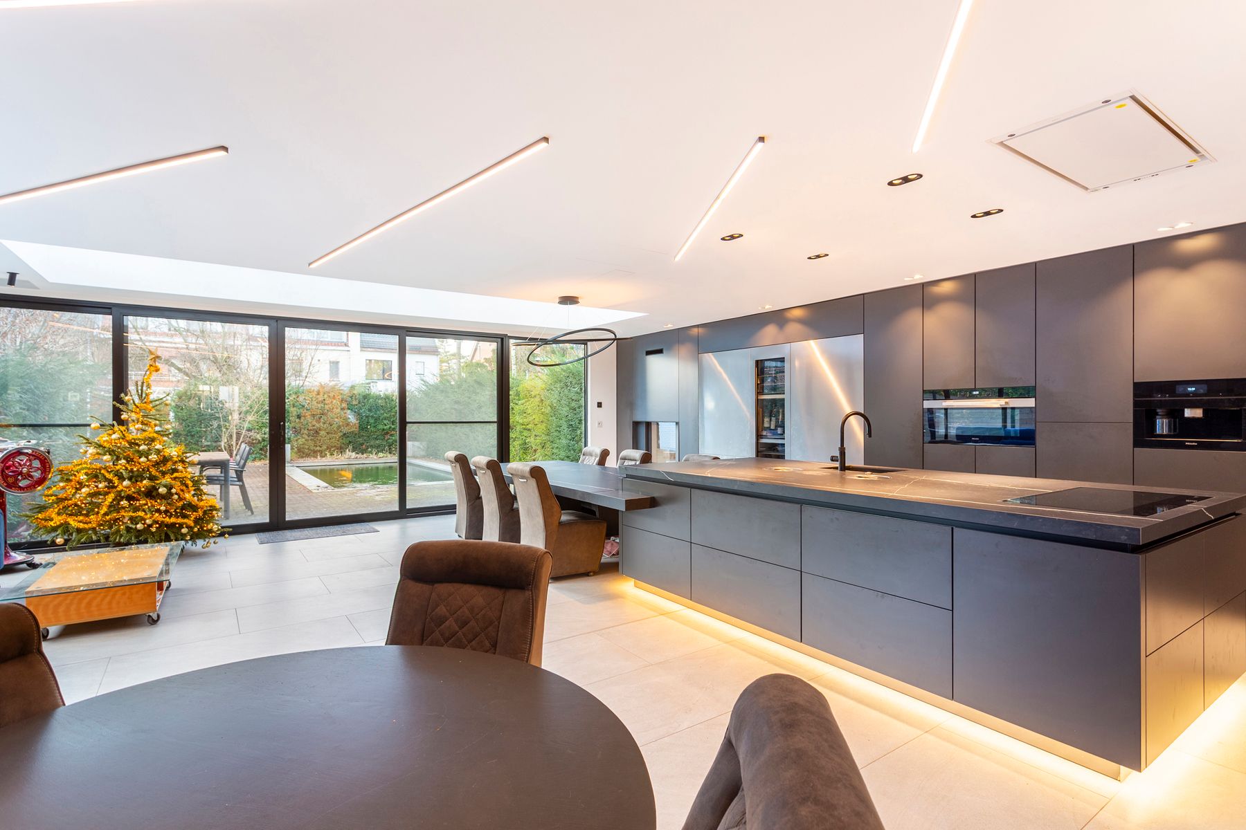 Luxueuze halfopen villa met zwembad in Elsdonckwijk foto 2