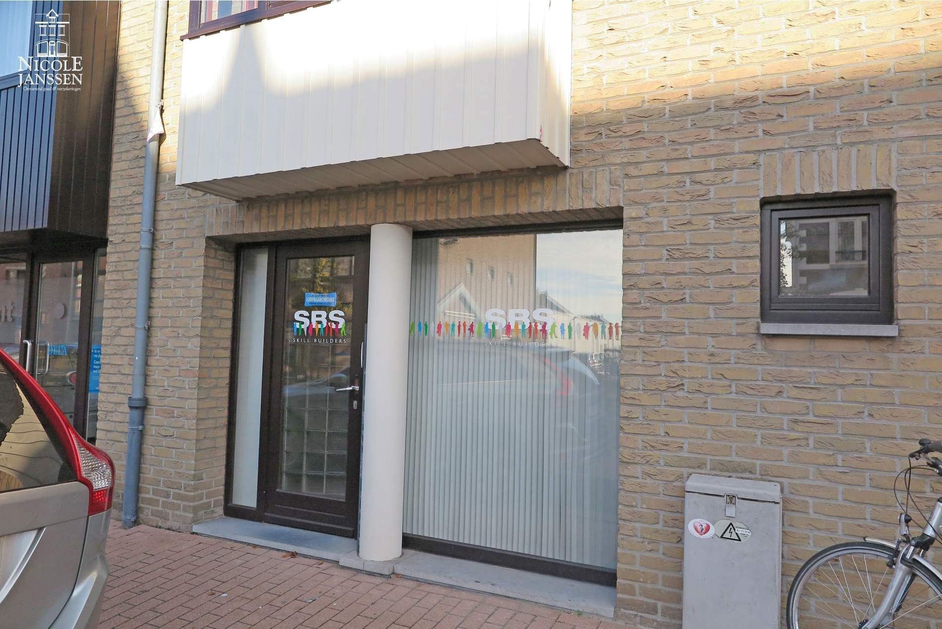 VERZORGD GELIJKVLOERS HANDELSPAND MET PARKEERGELEGENHEID OP EEN GOEDE LOCATIE foto {{pictureIndex}}