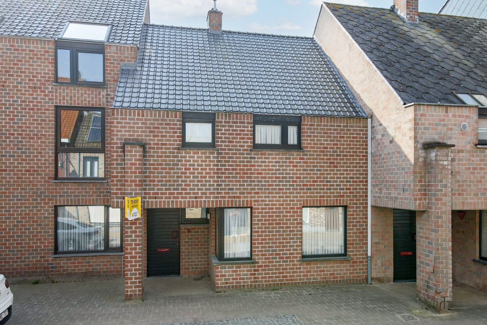 Gezinswoning met drie slaapkamers en garage in centrum Koekelare foto 2