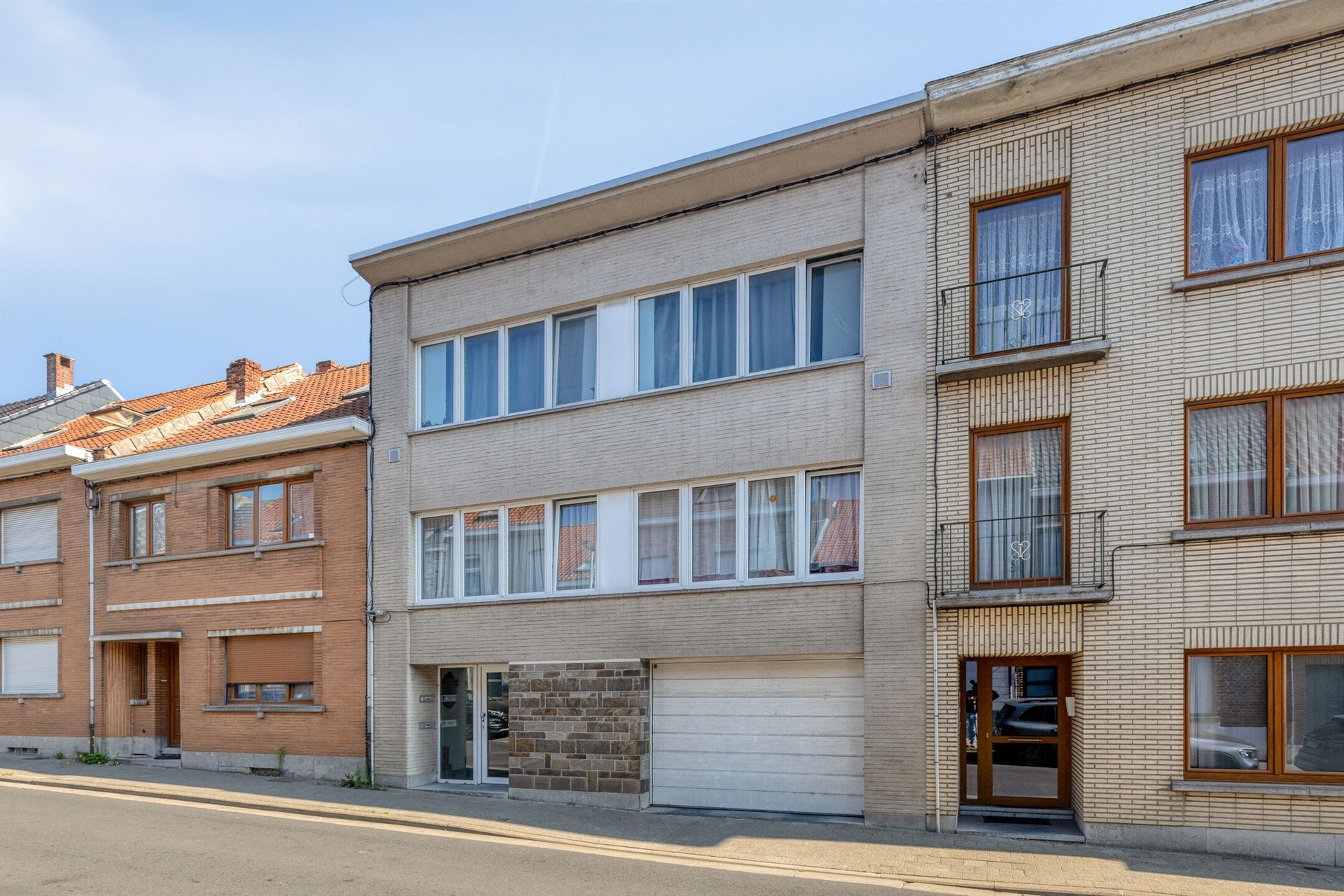 IN OPTIE !!! Opbrengsteigendom met 2 appartementen + 6 autostallingen foto 2