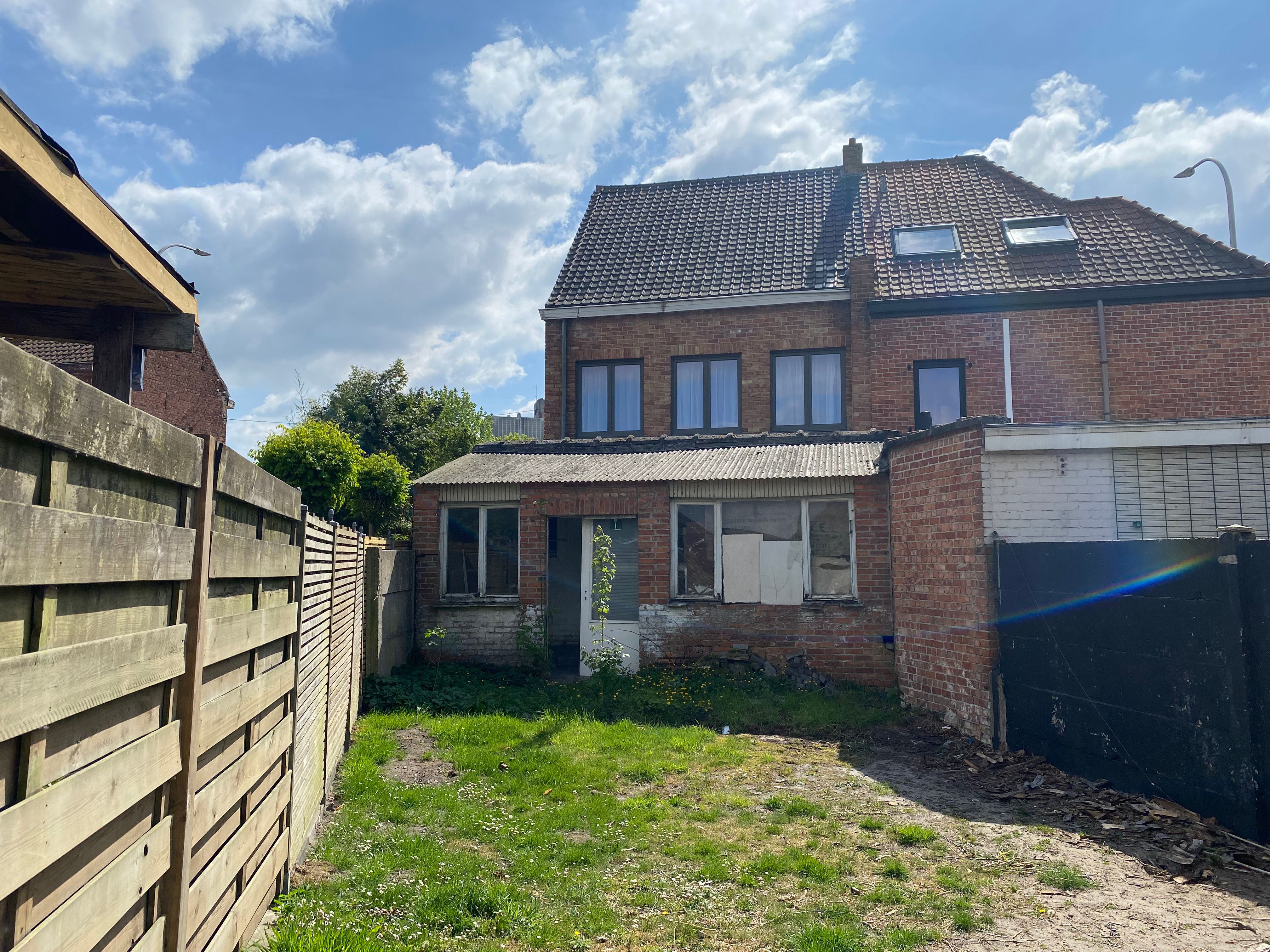 Charmante rijwoning te koop met tuin en veel potentieel foto 12