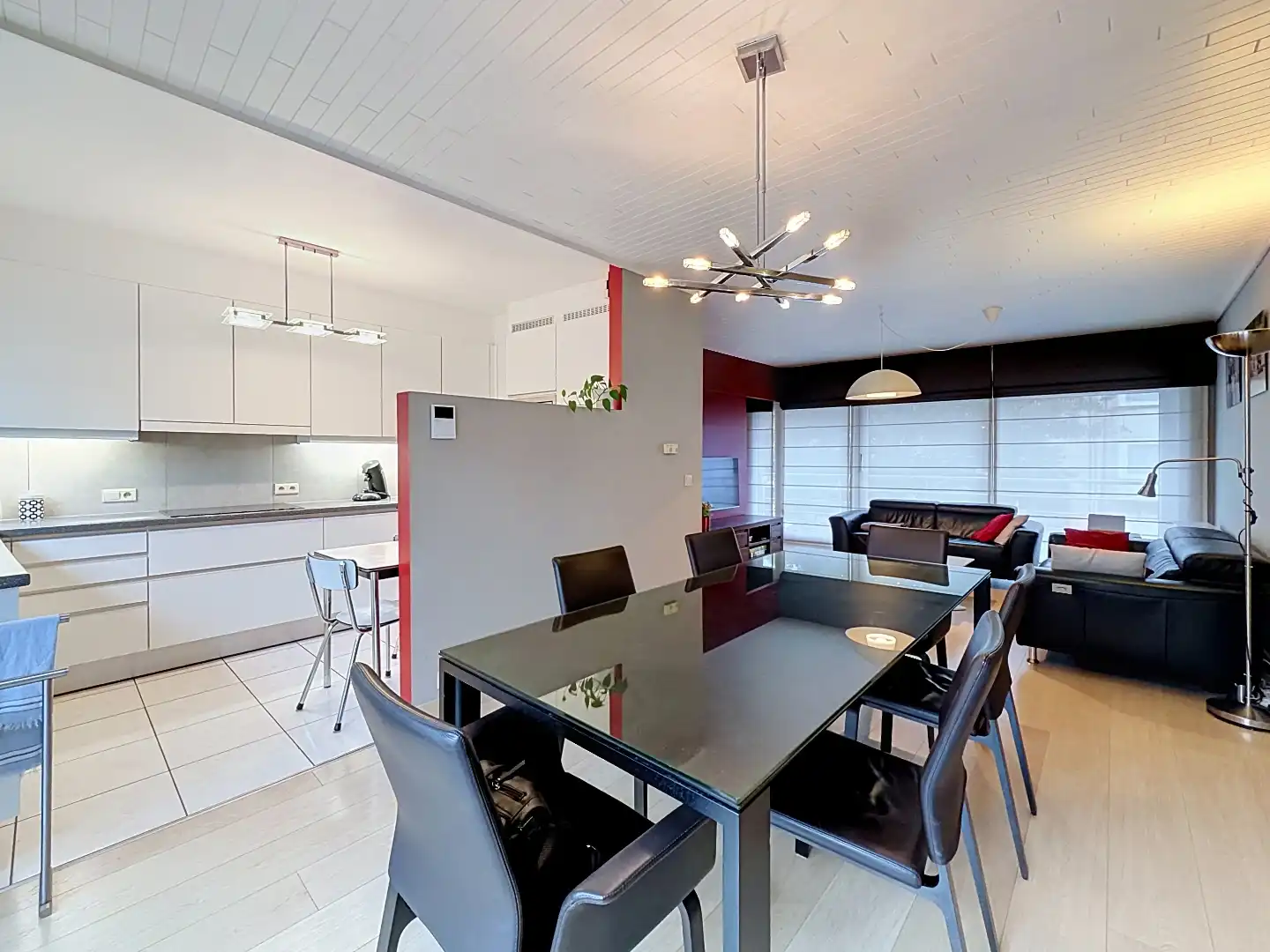 Instapklare bel-etage met drie slaapkamers, garage en zonnige buitenruimtes. foto 10
