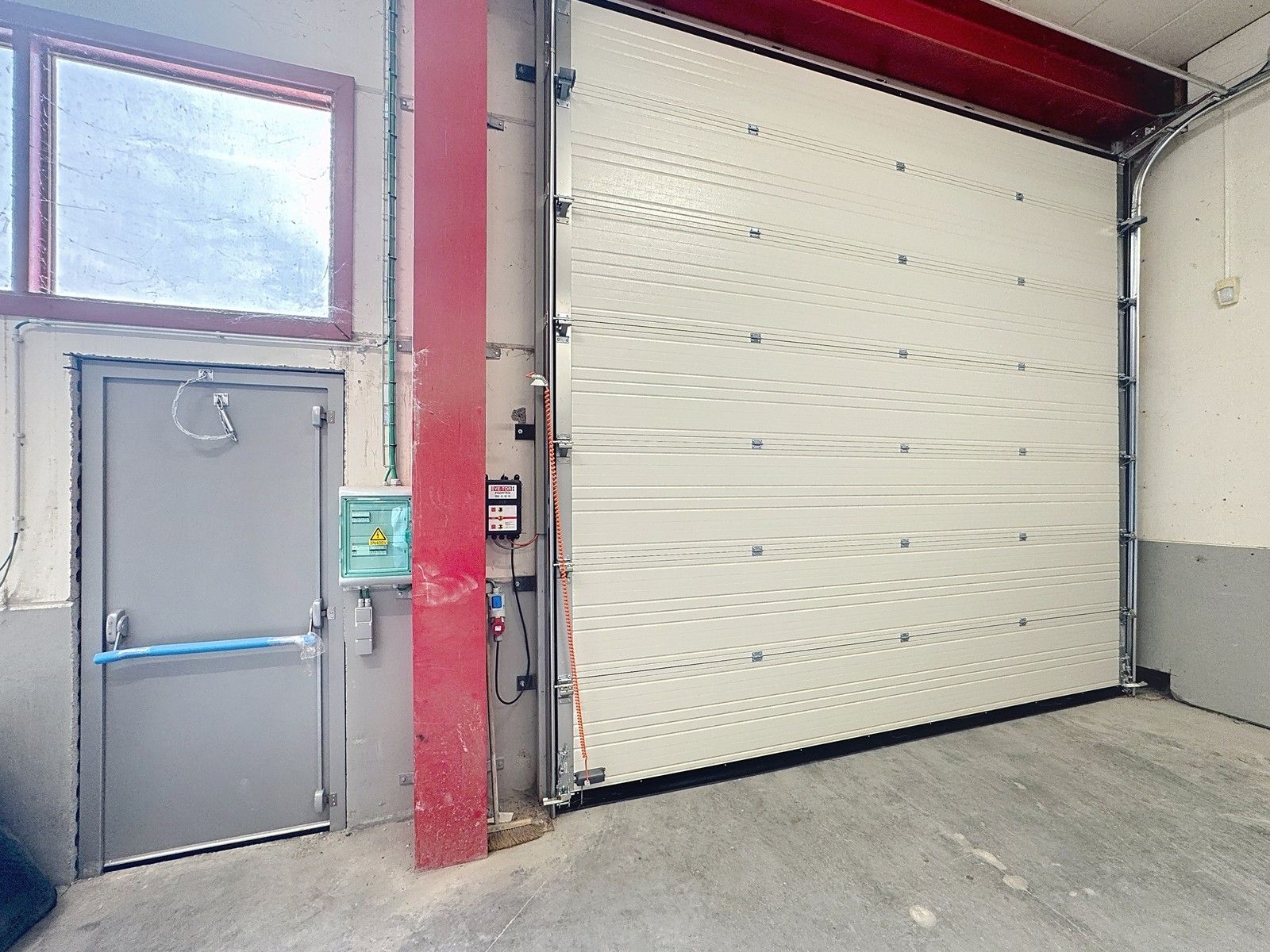Instapklare OPSLAGRUIMTE (161m²), met hoge sectionaalpoort en 2 private parkeerplaatsen voor de deur. Op industriezone "Herdersbrug" te 8000 Brugge. foto 6