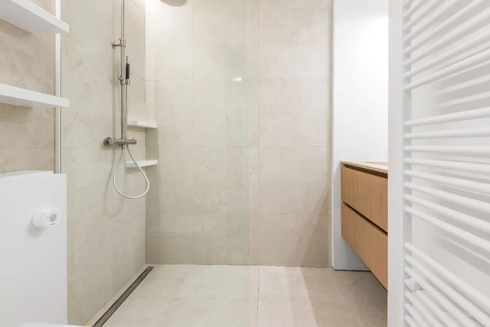 Prachtig gerenoveerd hoekappartement met zuidelijke oriëntatie, te midden van een groene omgeving aan het yzerpark. Parking te koop foto 12