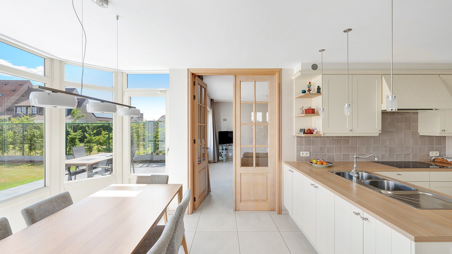 Bijzonder groot en goed onderhouden halfopen villa foto 9