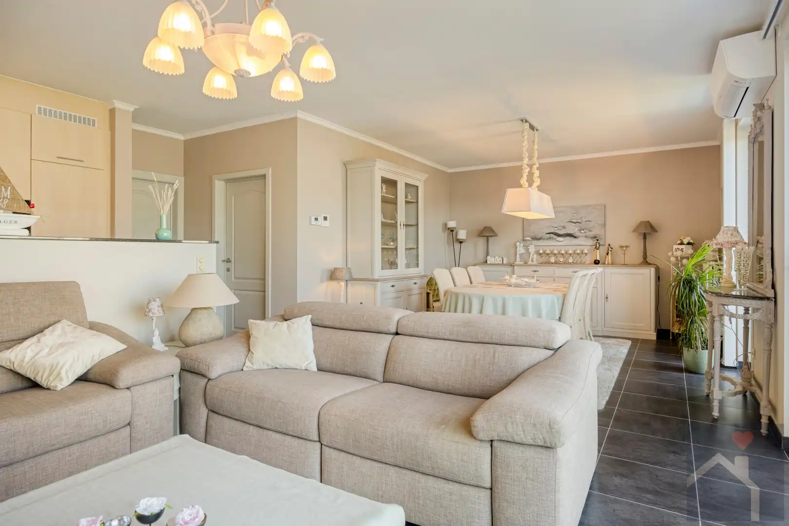 Instapklaar 2-slaapkamerappartement met terras, parking & berging in centrum Overpelt foto 8