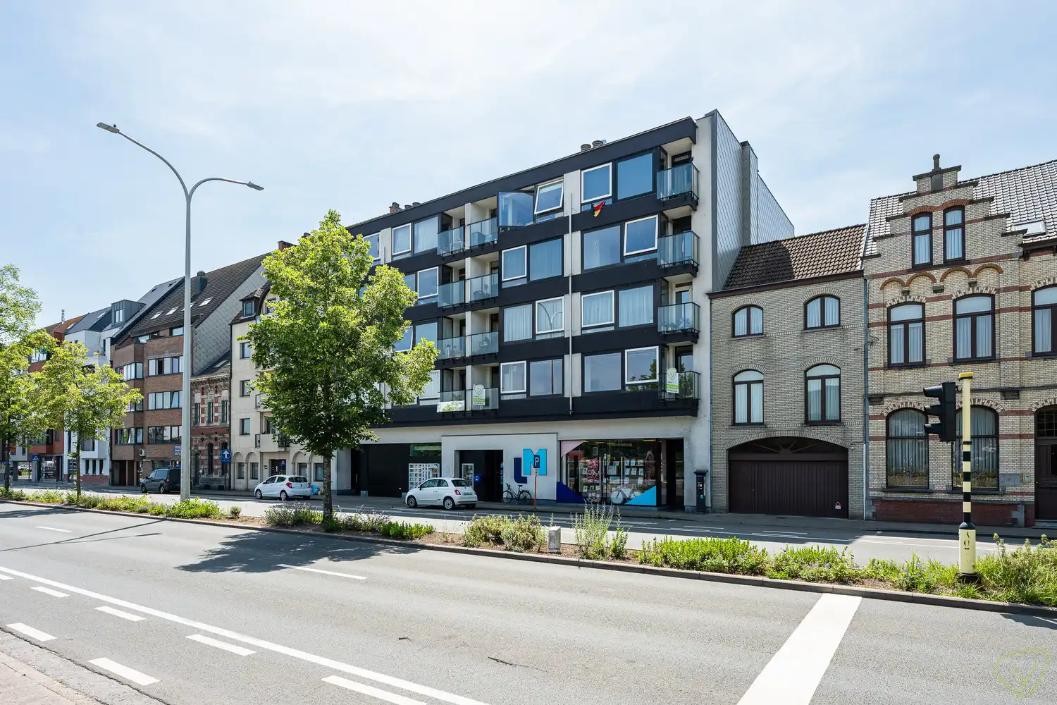 Uitzonderlijk groot appartement nabij het station van Eeklo! foto {{pictureIndex}}