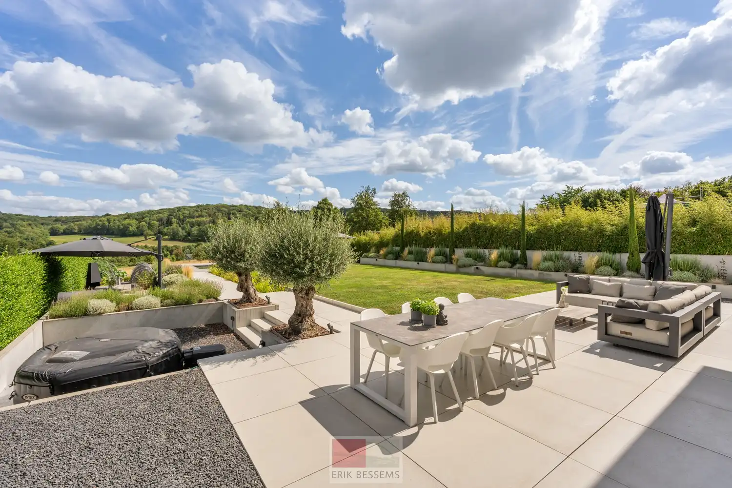 Op een royaal perceel van circa 910 m² ligt deze moderne en energiezuinige woning van circa 177 m² bewoonbare oppervlakte, met een weids panorama over het Limburgse Heuvelland. foto 32