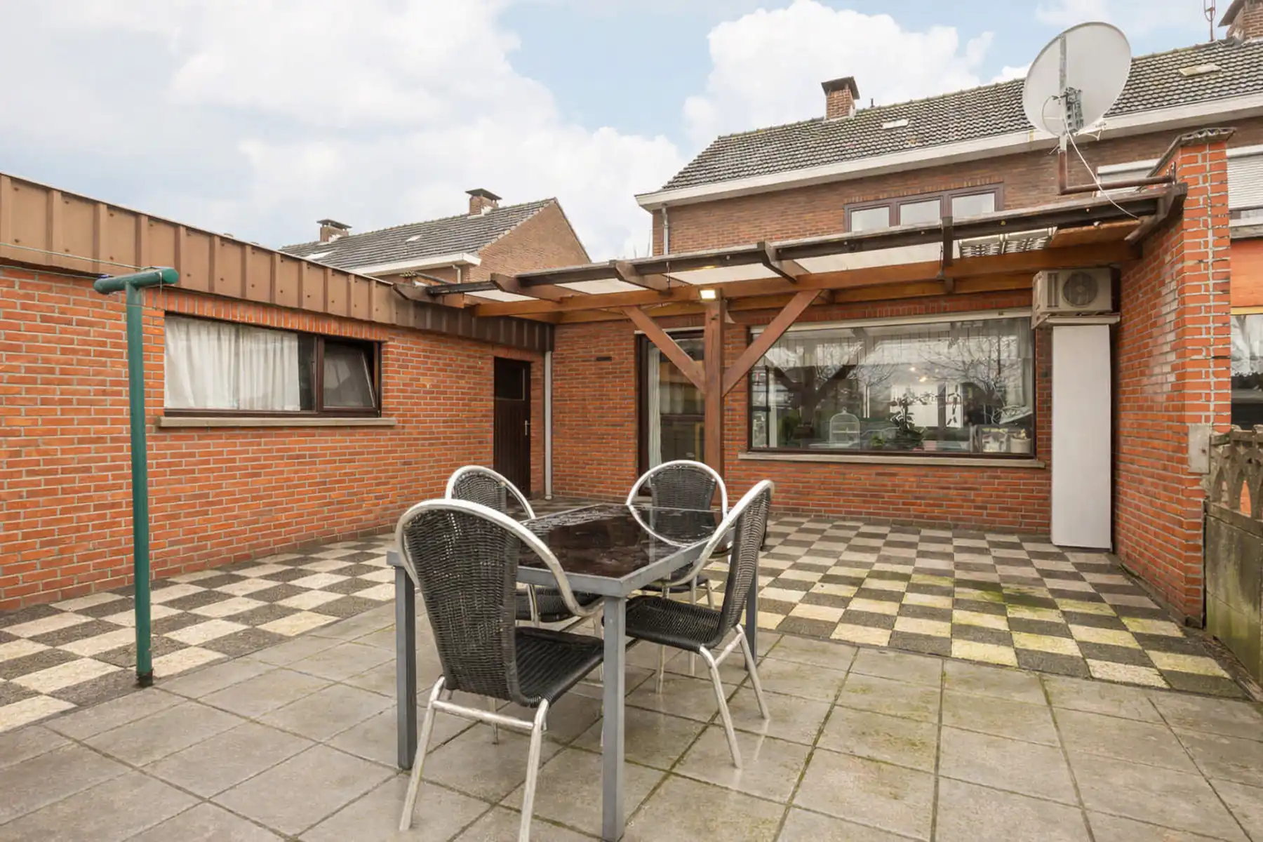 Charmante woning met drie slaapkamers. foto 21