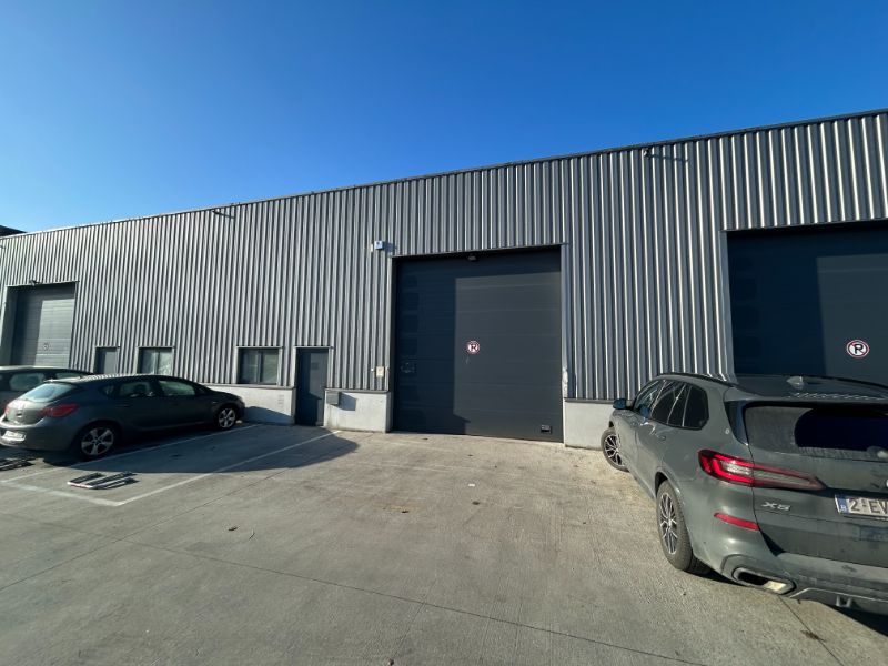 Zeer goed gelegen KMO-unit van 310 m² met mezzanine en 3 parkeerplaatsen foto {{pictureIndex}}