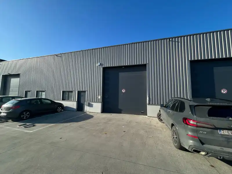 Zeer goed gelegen KMO-unit van 310 m² met mezzanine en 3 parkeerplaatsen foto {{pictureIndex}}