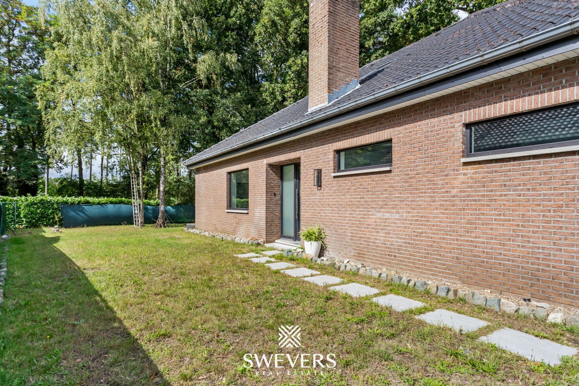 Volledig gerenoveerde gezinswoning met garage en tuin te Genk foto 29