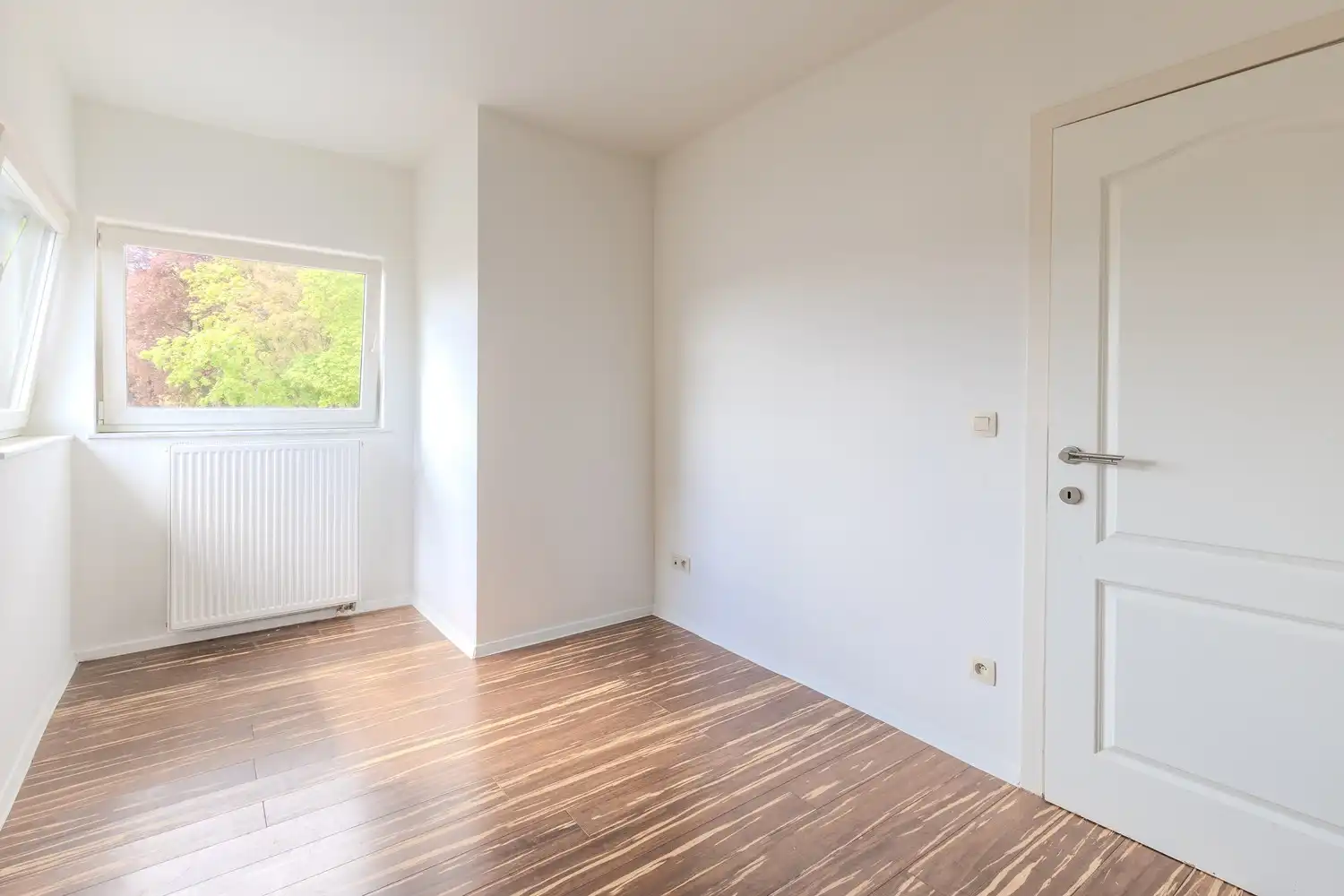 Instapklare woning op een ruim perceel van circa 8a8ca met tuin en garage op een gunstige locatie. foto 8