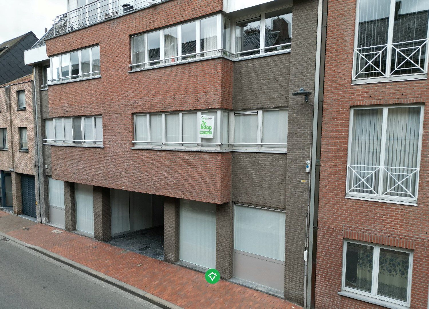 Ruim appartement (117 m²) met 2 slaapkamers, terras en garage in centrum Roeselare!  foto {{pictureIndex}}