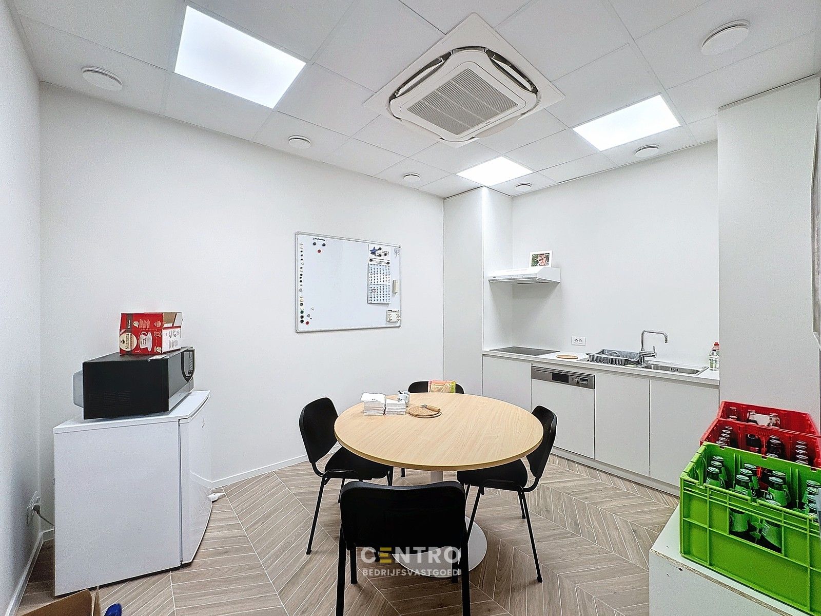 Splinternieuwe (° 2023) PLUG & PLAY kantoorruimte (20m²) met alle randaccommodatie te Oostende (naast de afrit "Zandvoorde". foto 12