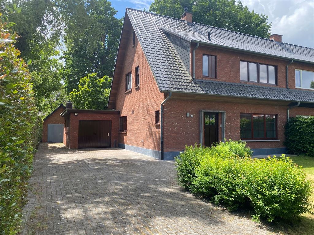 Instapklare half open bebouwing in wijk Hertebos foto {{pictureIndex}}