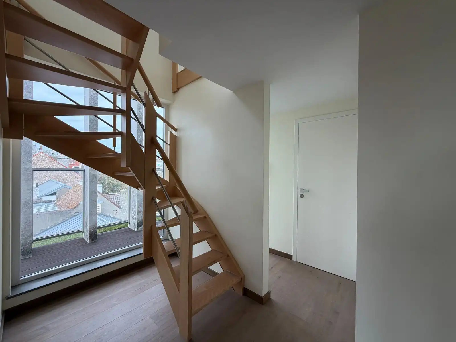 Zeer lichtrijk duplexappartement met twee slaapkamers en ruime terrassen in Oostende foto 2