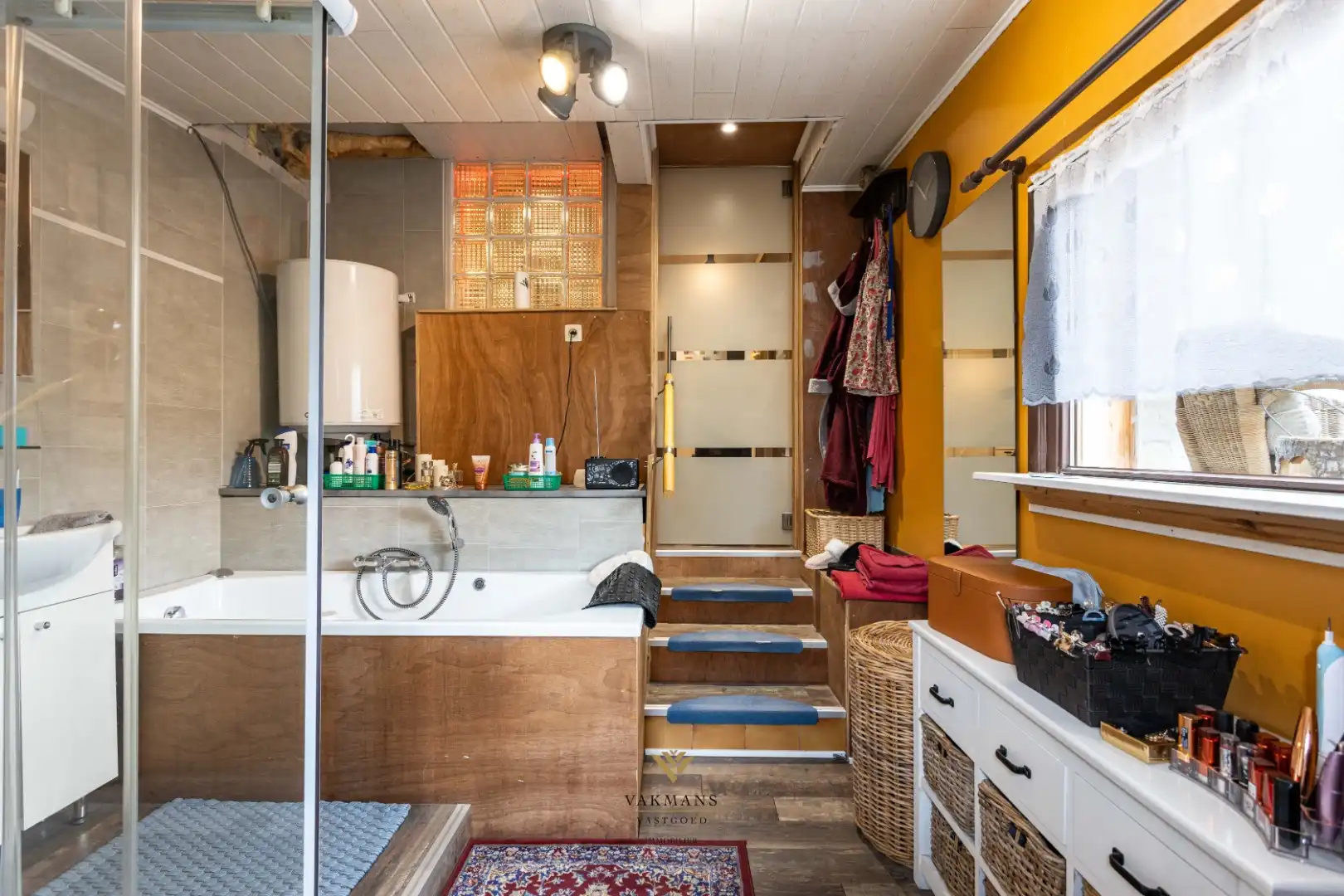 Ruime alleenstaande woning met garage in heuvelachtige omgeving foto 26