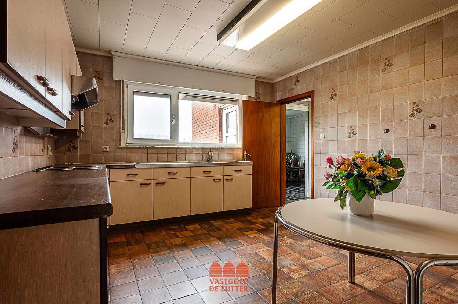 Te renoveren woning met winkel en garage foto 21