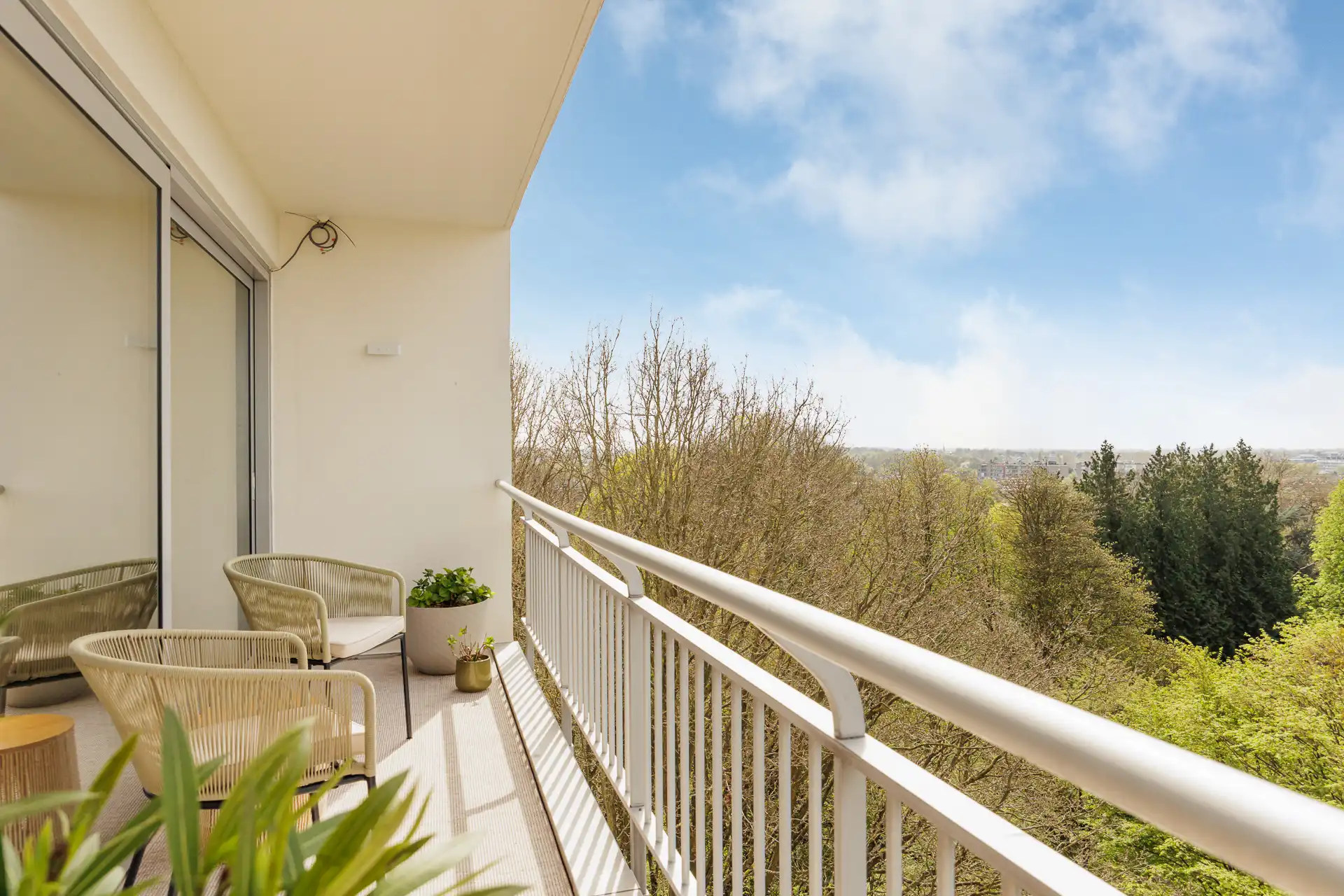 Lichtrijk en luxueus gerenoveerd met panoramisch groenzicht foto 8