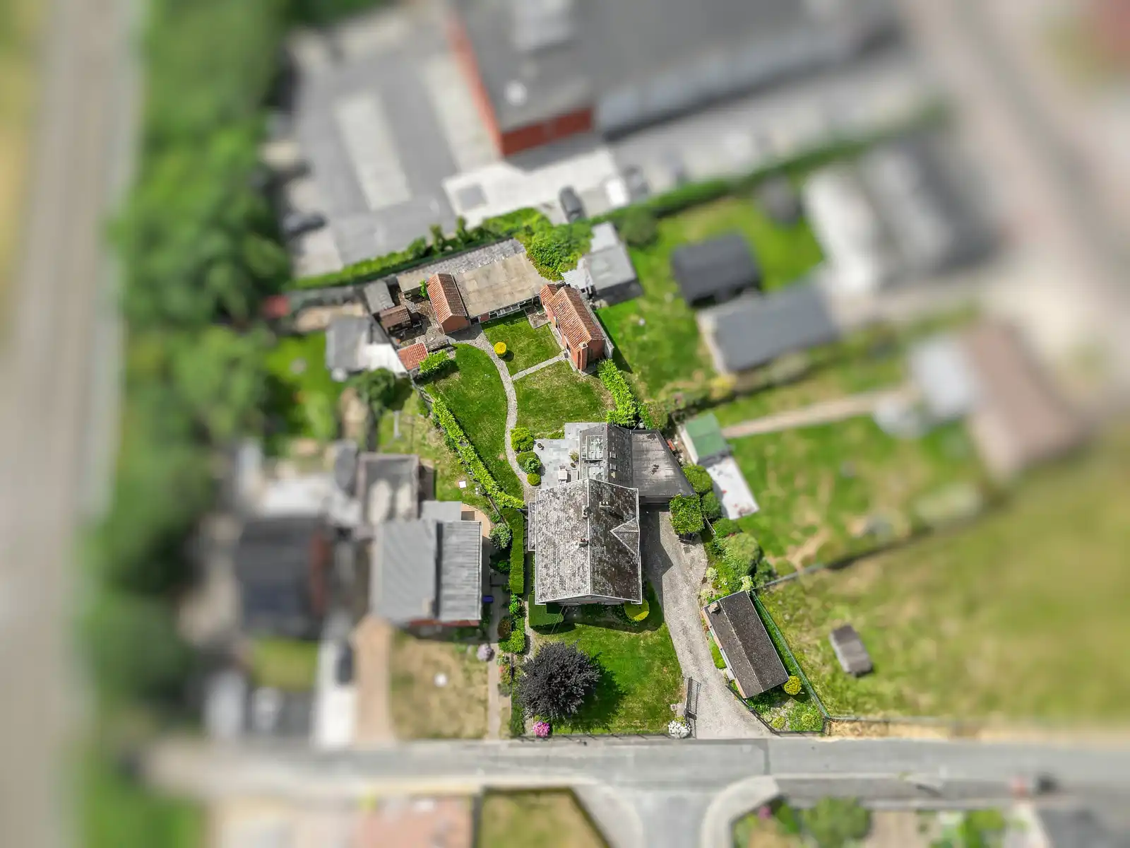 Te renoveren, vrijstaande woning op een perceel van 1070 m² foto 4