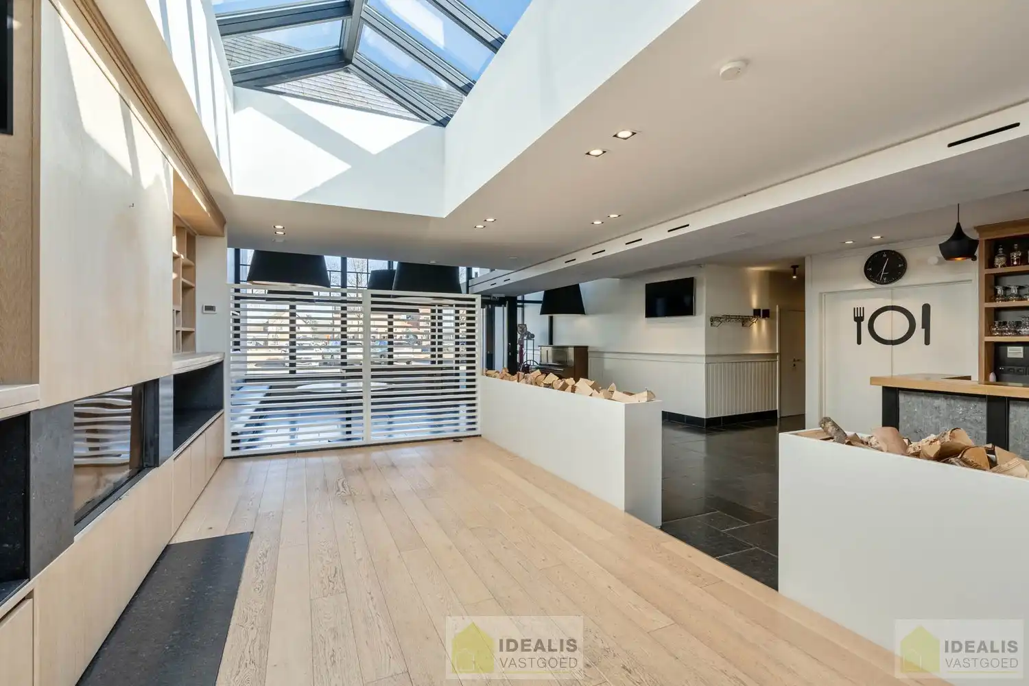 IDEALIS VASTGOED - “Het Brouwershof”, een prachtig pand met een rijke geschiedenis gelegen op het Itterplein op een unieke locatie!! Dit handelspand, een voormalige brasserie, omvat maar liefst ca.420m² bruikbare oppervlakte en is momenteel ingericht als horecazaak met een ruime brasserie met knappe bar, aansluitend volledig uitgeruste keuken, achterliggend een grote feestzaal en een ruim afgesloten terras met overdekte lounge. Uiterst geschikt voor kandidaten op zoek naar een handelspand met verschillende mogelijkheden op een toplocatie midden in hartje Opitter, Bree! foto 8