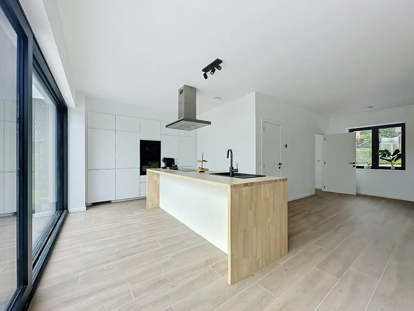 Instapklare vernieuwbouwwoning in het mooie Wezemaal foto 8