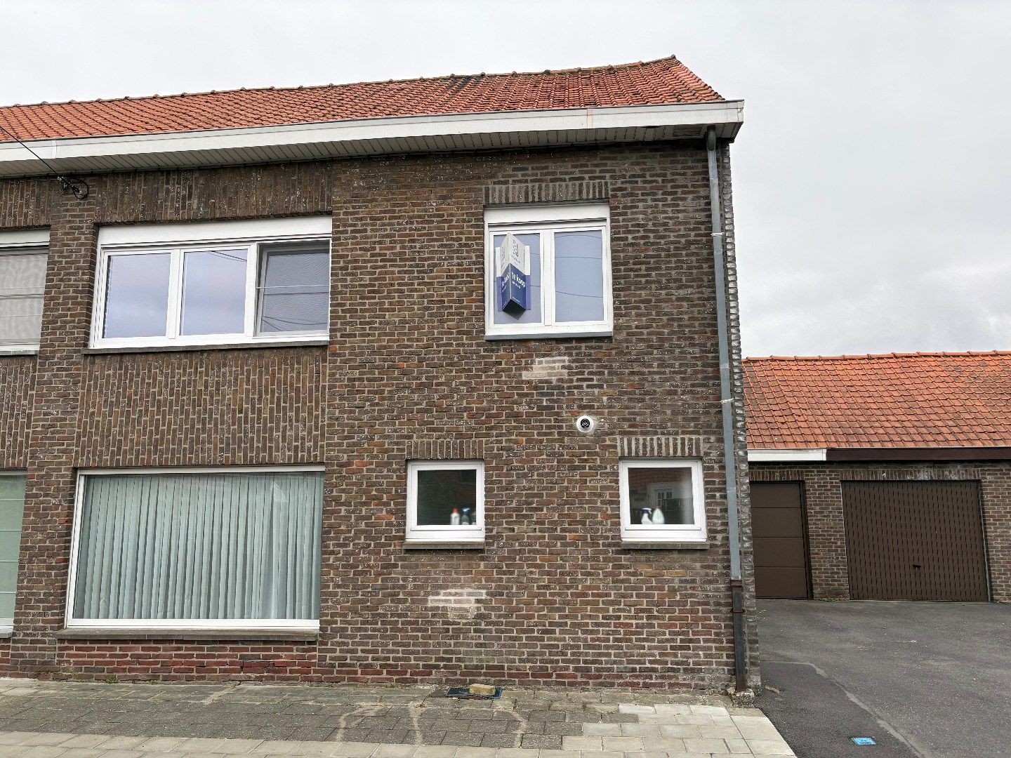 Stevige woning te koop met betonstructuur in Kuurne, 3 slaapkamers, lange oprit en een garage.  foto 2