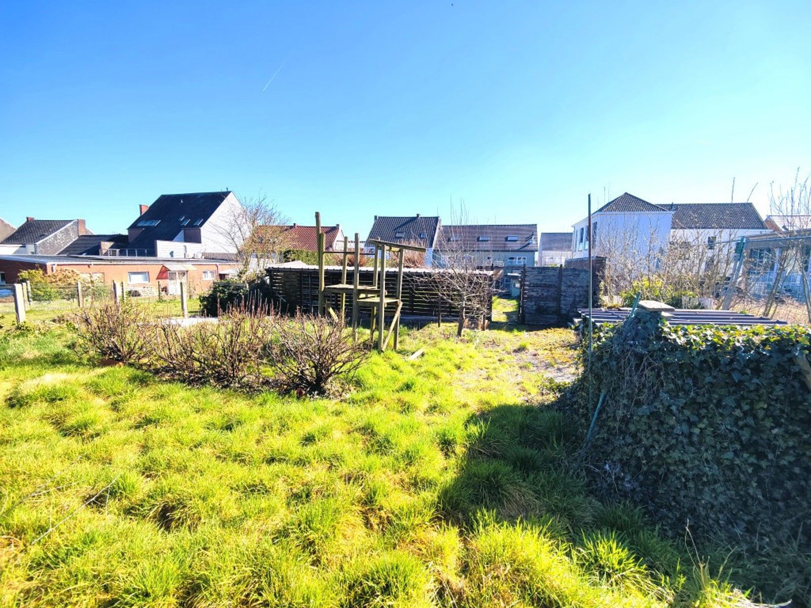 Ruim multifunctioneel pand met tuin foto 17