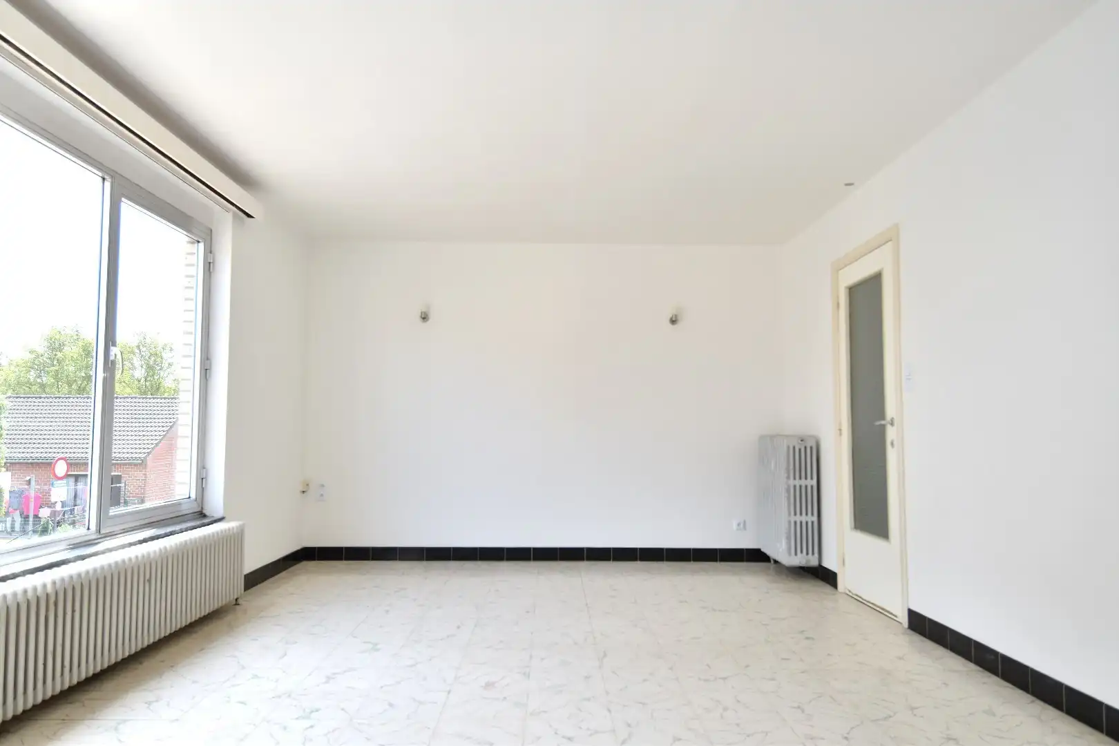 Verzorgde bel-etage met 3 garages (verhuurd op vandaag!) op toplocatie te koop in Gullegem foto 3