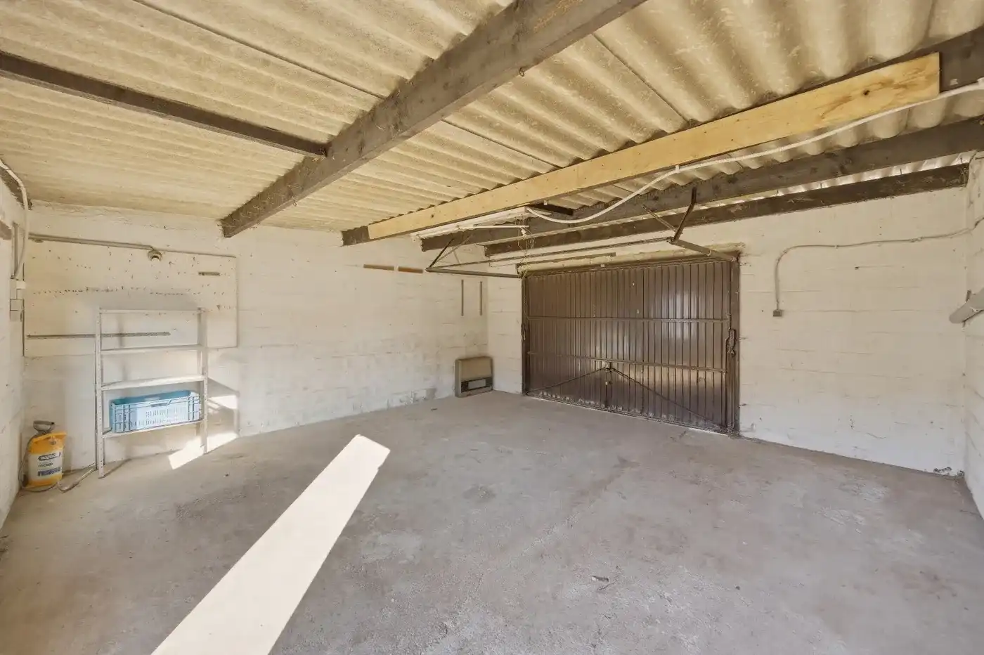 Op te frissen gezinswoning met grote tuin en dubbele garage foto 16