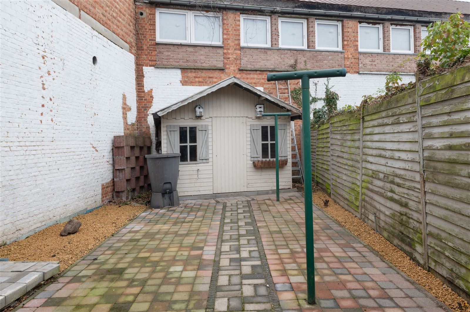 Deels te renoveren stadswoning met tuin op 1are19 foto 13