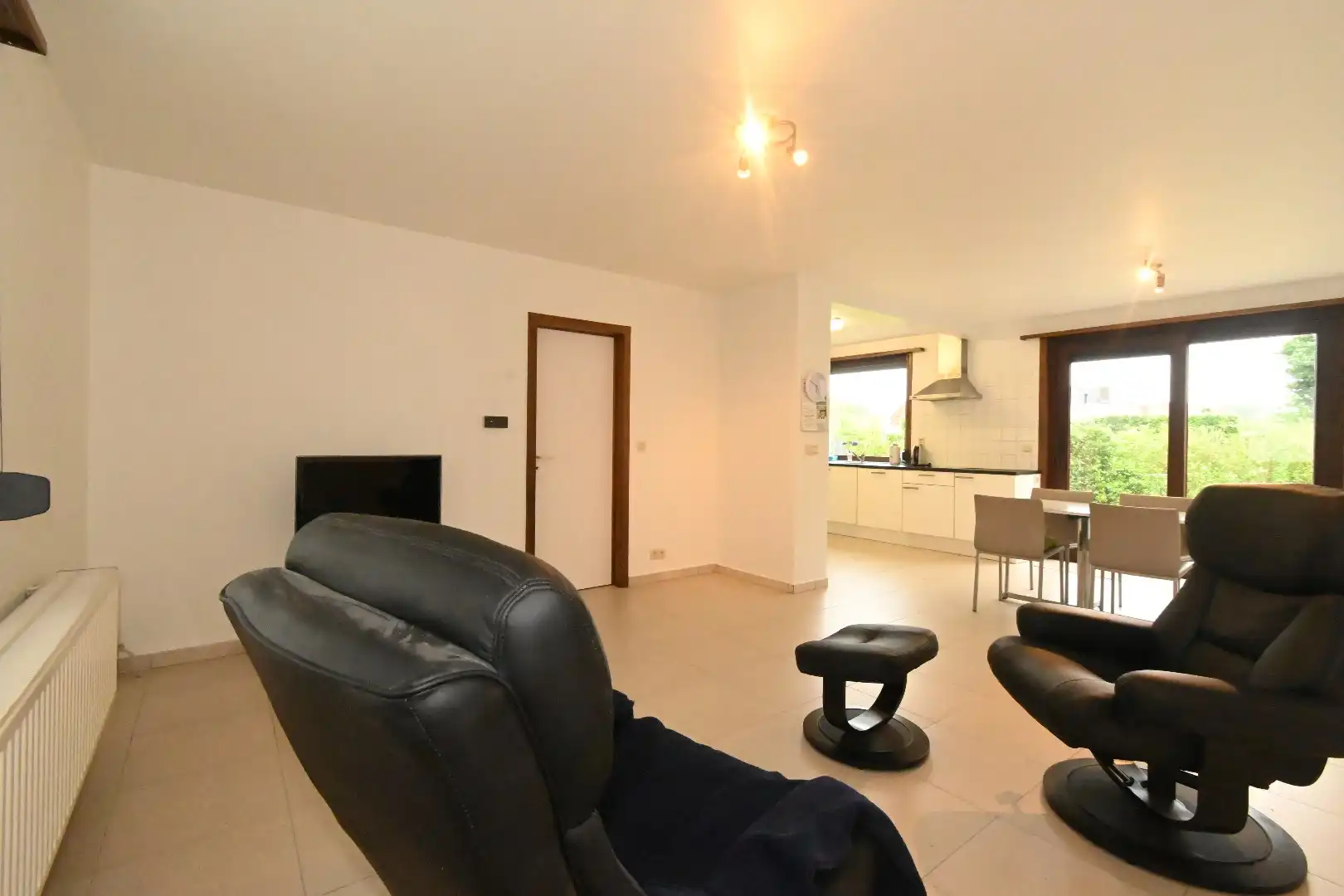 Ruime halfopen woning met parkeerplaats en tuin  foto 12