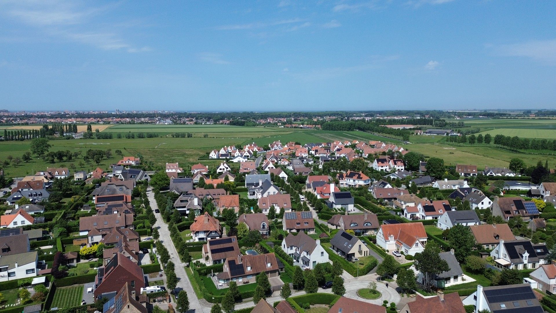Ruime villa, rustig gelegen op een prachtig perceel van 1380m² te Westkapelle. foto {{pictureIndex}}