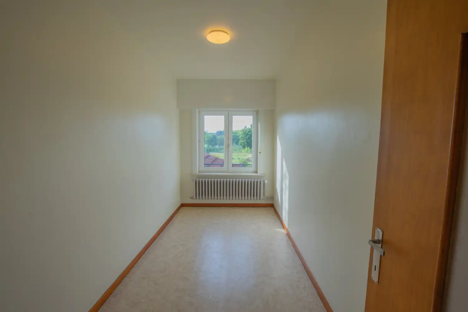 Gerenoveerde halfopen bebouwing met 3 slaapkamers, tuin en 2 autostaanplaatsen! foto 17