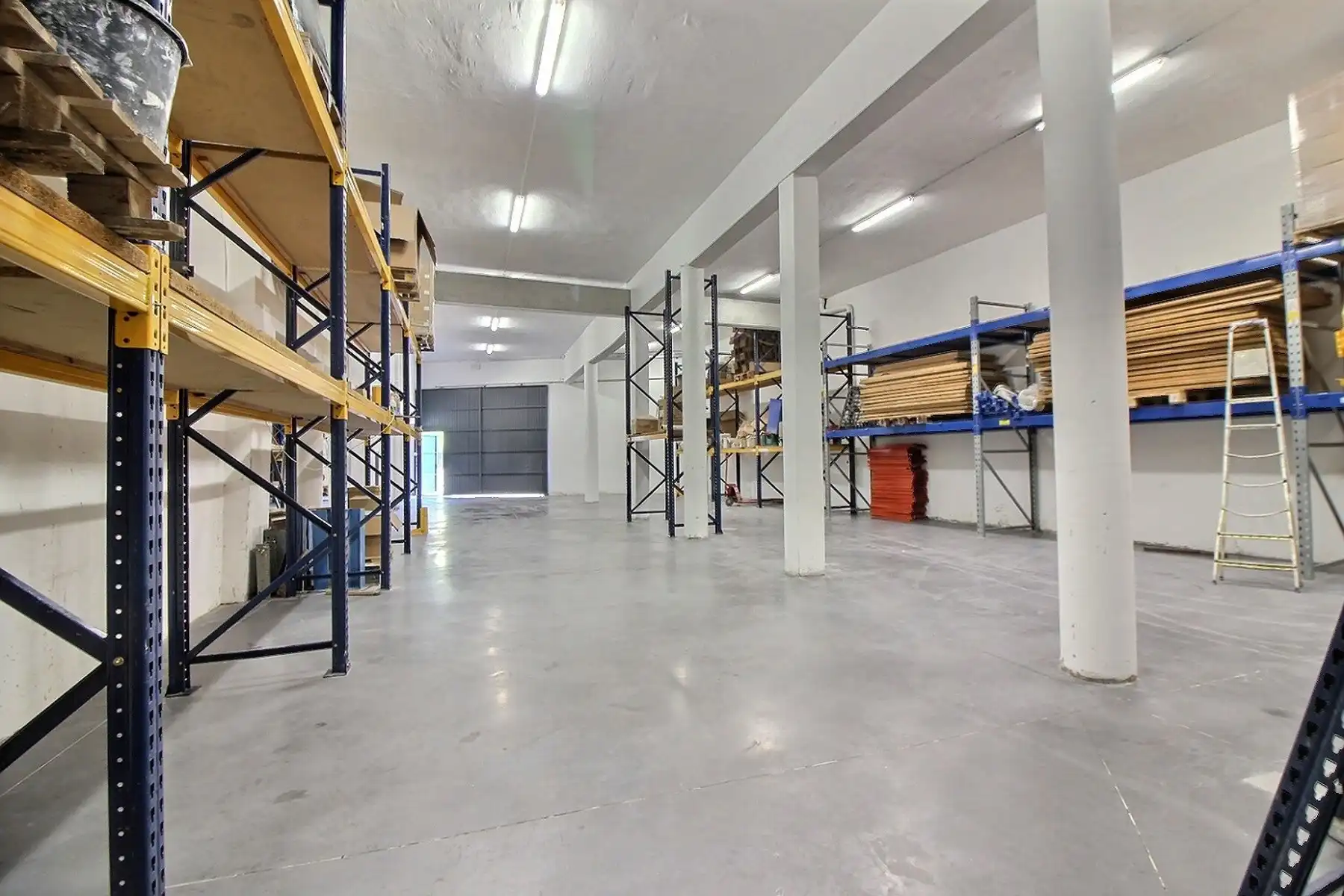 Opslagruimte met kantoor foto 3