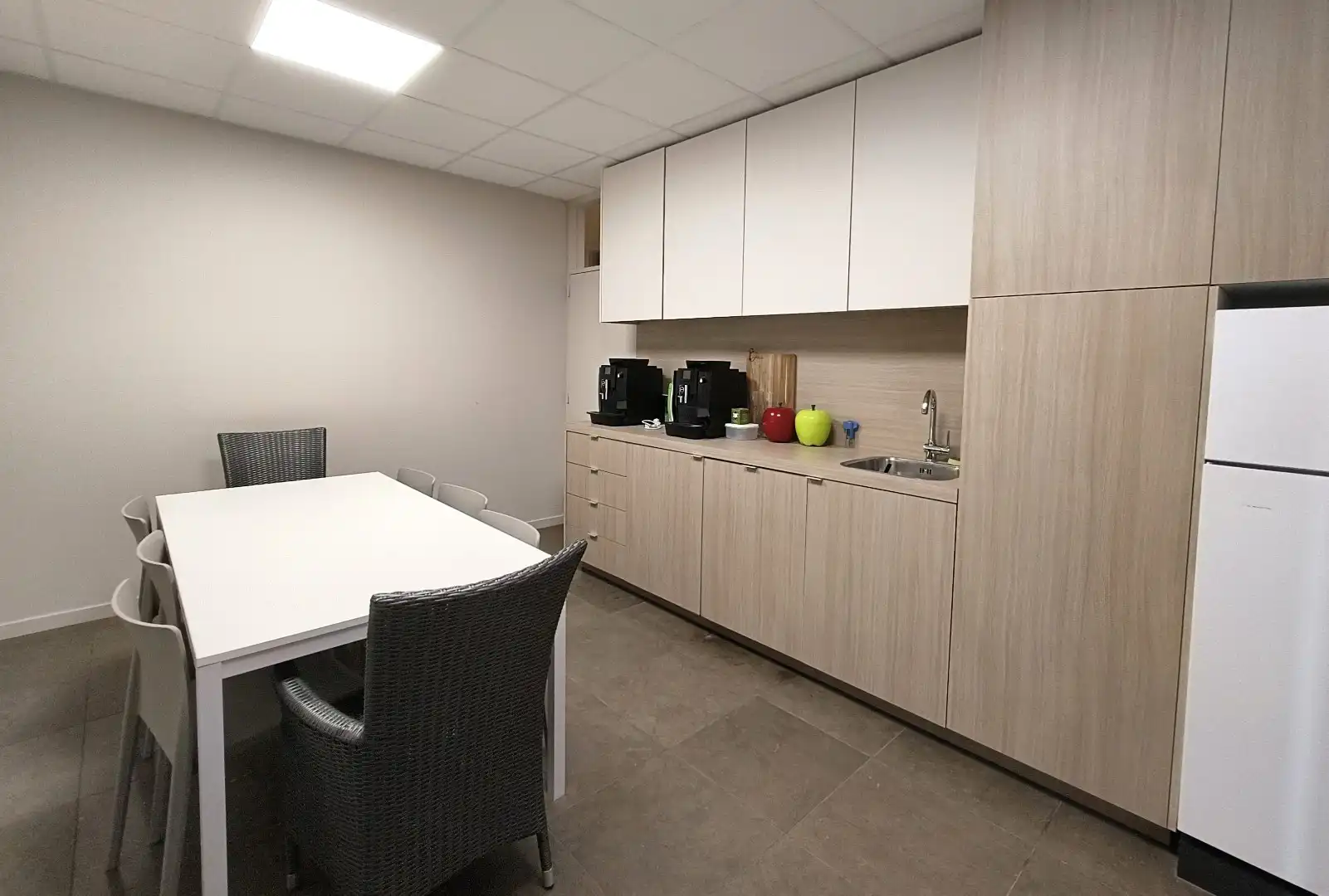 Modern en instapklaar kantoor (264 m²) in het centrum van Borgloon – inclusief 9 parkeerplaatsen foto 10