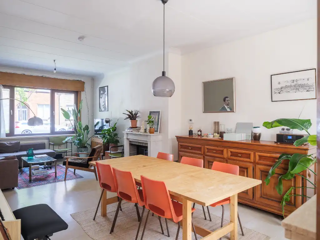 Sint-Amandsberg – Ruime interbellumwoning met 4 slaapkamers, tuin, dubbele garage en polyvalente ruimte nabij het Bijgaardepark. foto 2
