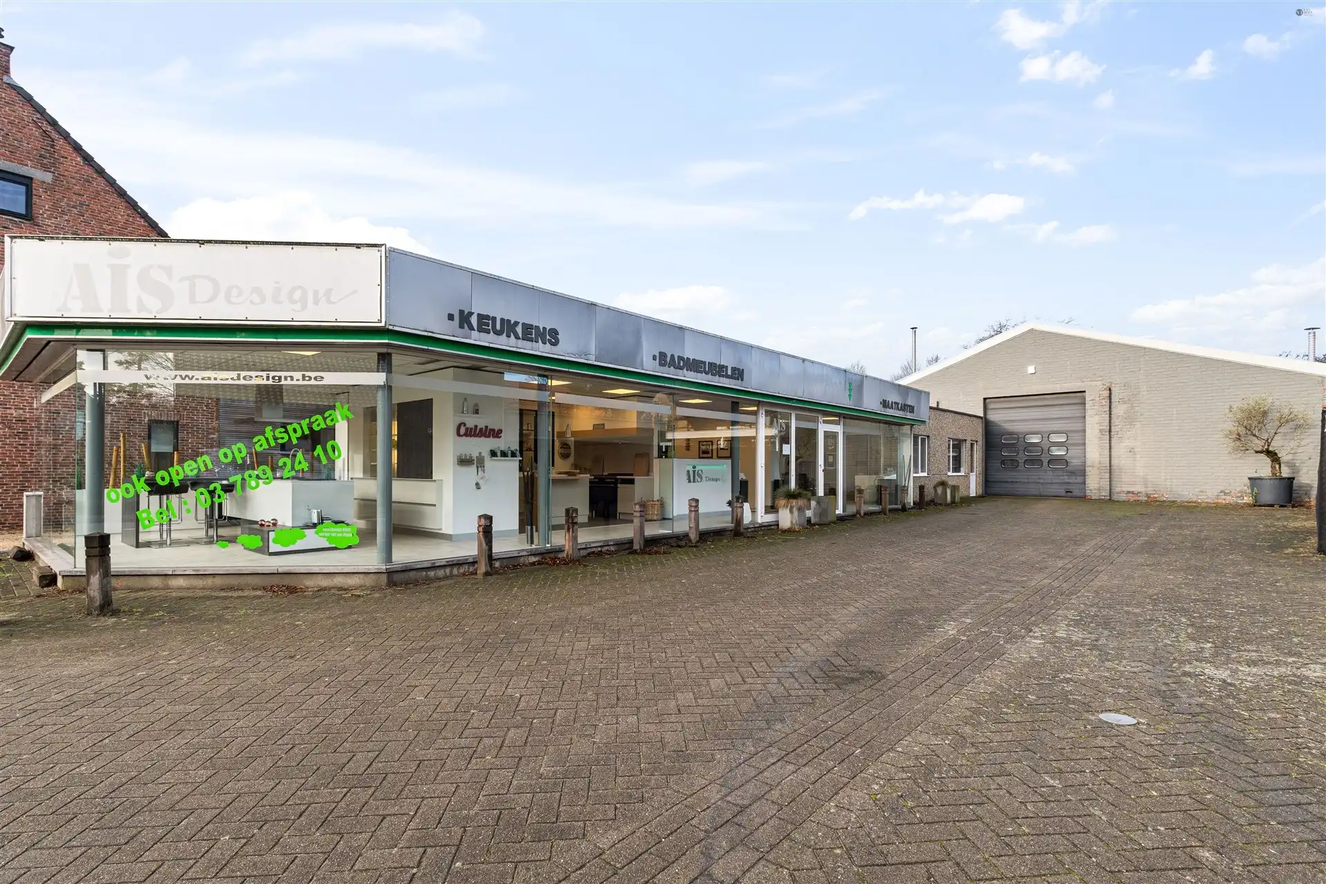 Ruim magazijn + showroom van samen 653m² groot foto {{pictureIndex}}
