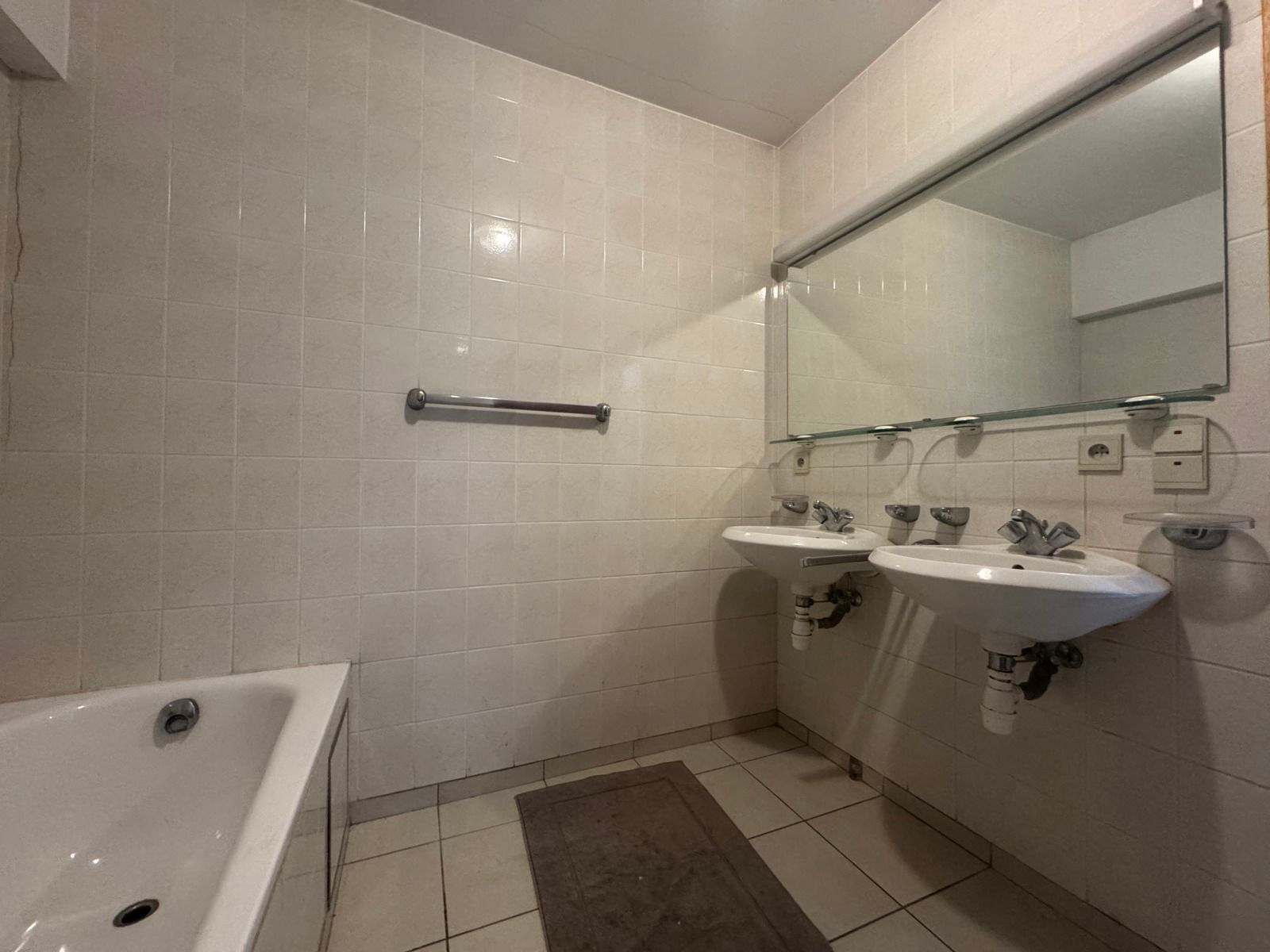 Te huur: ruim 2 slaapkamer appartement in Erembodegem! foto 10