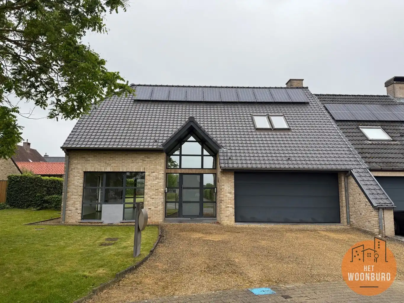 Woning halfopen bebouwing met garage, ruime kelder en tuin foto {{pictureIndex}}